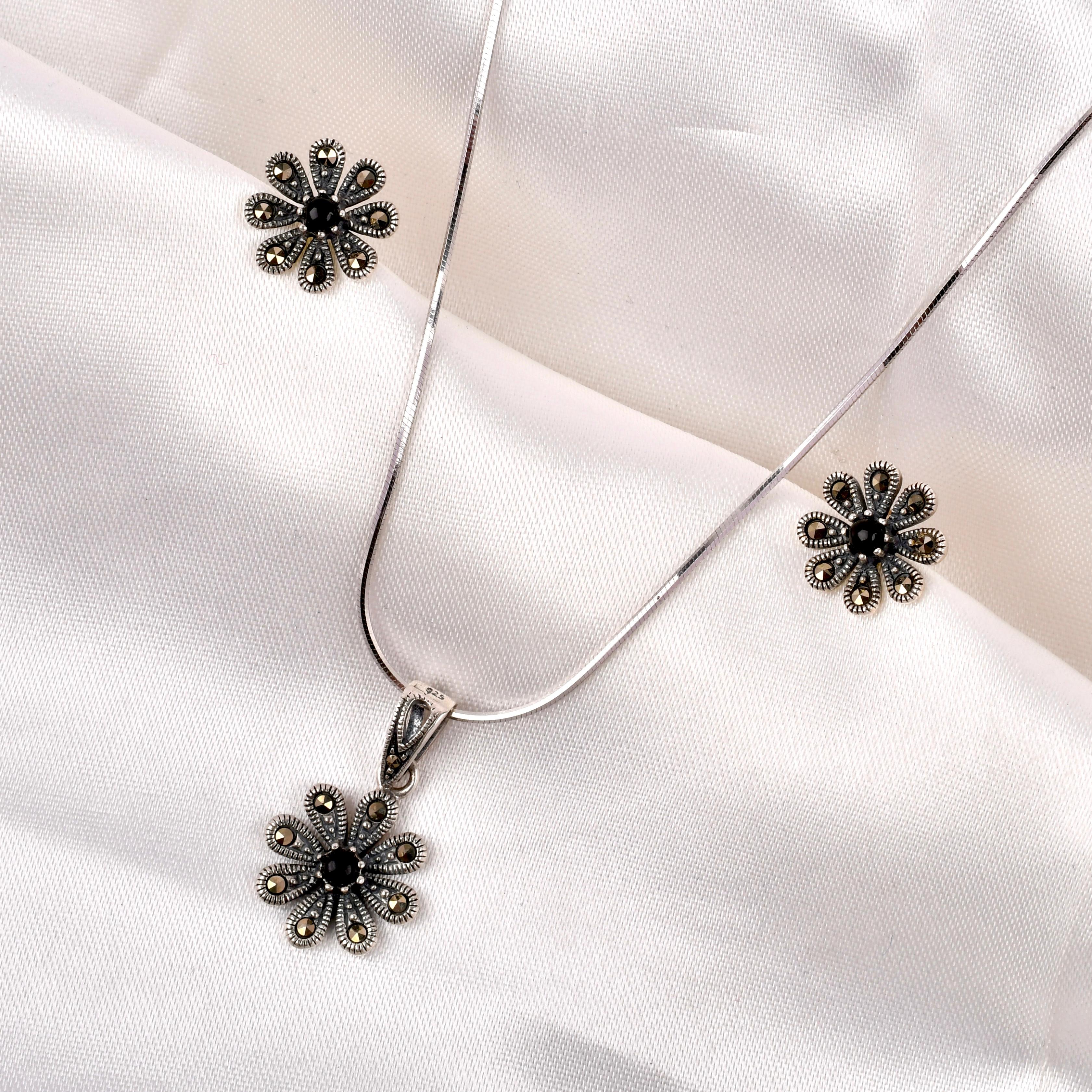 Noir Floral Pendant Set